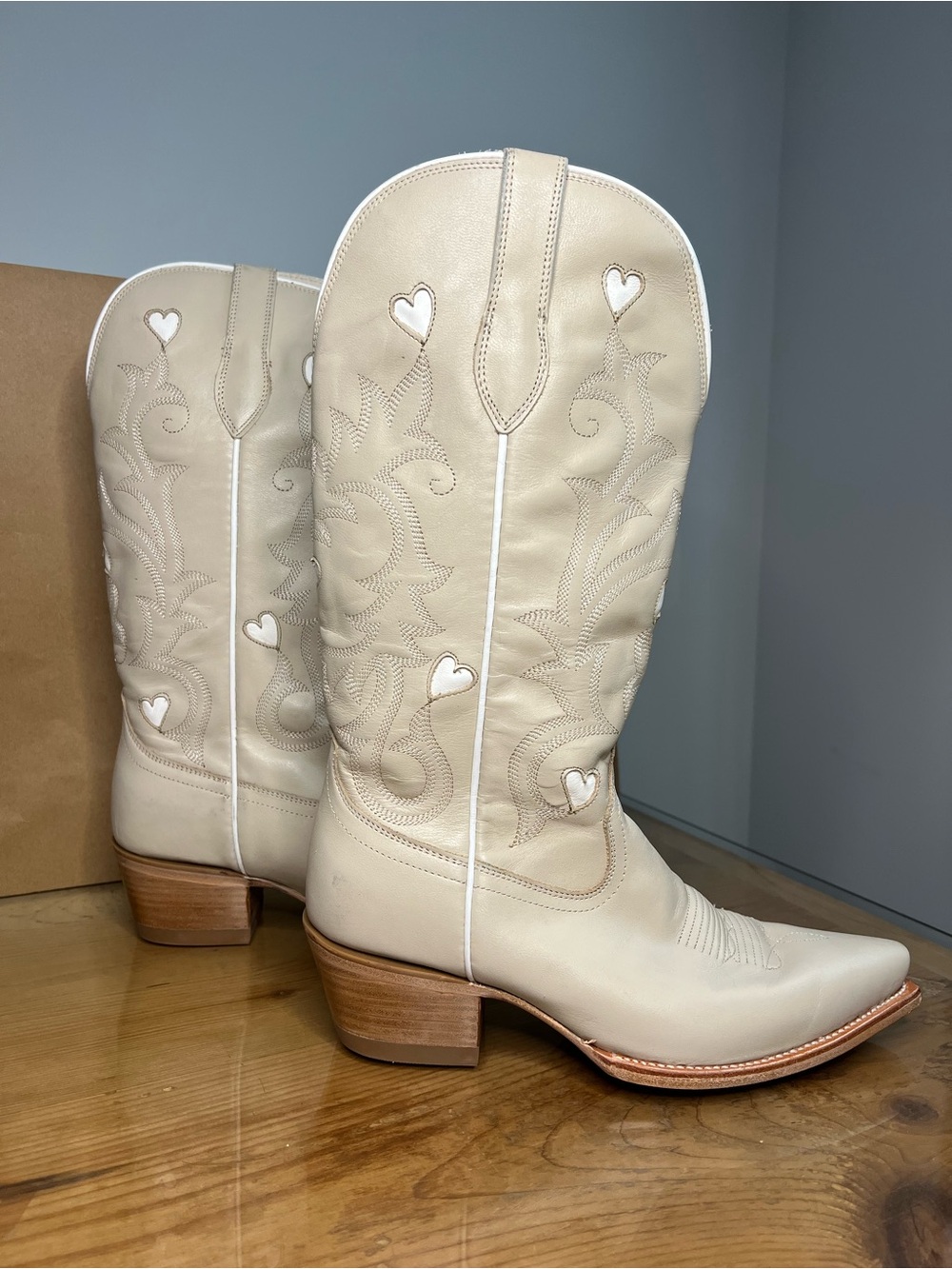 Tecovas Annie hearts  Cream Embroidered Western boots